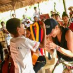 Patricia Velásquez Instagram - Jee'iraja Japüshu'a 🙌🏻 Hace un año decidimos creer sin haber visto. Hace un año iniciamos las actividades académicas para fundar el #NucleoWayuuTaya 💙 Que hoy beneficia a más de 200 de niños y niñas de 17 comunidades. Cada uno con su historia importante y trascendental. Bienvenida, Patricia, a la familia de El Sistema 🎼 Gracias al maestro Rubén Darío Cova, y a la maestra Yanina Albornoz por asumir el frente del proyecto desde el primer momento. Gracias a todo el equipo operativo y docente voluntariado que nos ha acompañado en este recorrido. ¡Vamos a crecer! ¡Para el que cree todo es posible! 📷: @daniv.alvarez @elsistema_ @wayuuprincess @yaninaalbornoz @magarchitect @wayuutaya