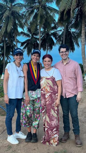 Patricia Velásquez Instagram - De la mano aprendiendo con @elsistema_ @yaninaalbornoz @rafaelpatete @wayuutaya @magarchitect @misteraguilera @keilacoroandrade #nucleowayuutaya @fgiustra @giustrainternational @alexisbrachoepieyu @marabonesmusic @musichealsint @leidismarisol @coreresponse @annyounglee @acceso_org @misteraguilera #teamwayuutaya @andrecelis21 @chely_turischely @lexygp @gustavodudamel @container.idea @mimilazod
