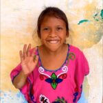 Patricia Velásquez Instagram - Gracias @noticiaaldia por mostrar el trabajo de @wayuutaya .Gracias a todos nuestros aliados quienes lo hacen posible. • La Fundación Wayuú Taya es una organización no gubernamental y sin fines de lucro, fundada en 2002, para ayudar a mejorar la calidad de vida de las comunidades indígenas latinoamericanas, manteniendo y respetando sus tradiciones, cultura y creencias. Fundación Wayuú Taya está ubicada en el municipio Mara, desde donde realiza todas sus operaciones. Para ayudar con el problema del agua en la comunidad, la fundación utiliza sus camiones cisterna que cargan en los dos pozos que tienen y distribuyen el agua en los colegios de la zona. Al llegar a los colegios el chofer del camión tocaba la corneta para avisar que había llegado el agua y resultaba conmovedor como los niños saltaban y gritaban de alegría por ver el agua caer en los tanques. El chofer José Benito explicó a Noticia al Día: “Estoy muy feliz de pertenecer a este programa de agua para todos, el hecho de estar aquí y aportar así sea algo pequeño es muy gratificante, ver la emoción de los niños cuando llegamos es algo que nada pueda pagar, no tengo palabras para describir lo que se siente”. La profesora Karina Dávila, académica de la escuela Ciénaga de Reyes, comentó: “estoy de acuerdo con todas estas actividades que son para beneficio de los niños, agradezco a la Fundación Wayuú Taya por apoyar con alimentos y donaciones, esta ayuda es muy importante porque aquí hay muchas necesidades”. De igual forma, Isabel Perozo, directora de comunicaciones de la Fundación expresó: “los niños reciben una formación integral, tenemos varios programas de danzas, música y teatro. También trabajamos con el proyecto de música ancestral, para preservar la identidad de la cultura Wayuú”. Video: Wilberth Marval Lea esta u otras informaciones en nuestra página web www.noticialdia.com 📲💻 #NADZulia #mara #wayuutaya