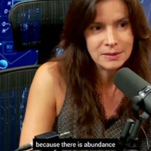 Patricia Velásquez Instagram - Cuando llueve siempre va escanpar.

Podcast completo en el canal de YouTube del querido @doctorsotelo

#entrevista #patriciavelasquez #podcast
