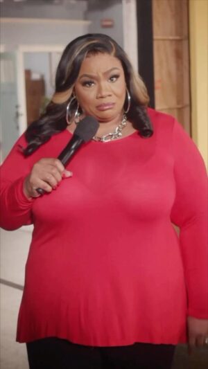 Patricia Williams Instagram - Ask, and y’all shall receive. 😏 We’re not playing this year. 🔥

The Carson’s may be standing on green grass but that water bill is high as hell! Season 4 premieres May 23rd on @betplus! Comment yes if you’ll be streaming with us! 

#mspat #sitcoms