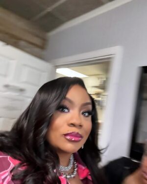 Patricia Williams Instagram - Them: Ms. Pat let me take your pictures.
Me: I can do it myself! 😡

What y’all think IG? Do I need to retire from selfies? Is it giving 52? 😂

Get your tickets for #YaGirlDoneMadeItTour at mspatcomedy.com! UP NEXT: 

#Austin
#LosAngeles
#atlanticcity 
#lexington 
#cincinnati 

#photodump #mspat #themspatshow