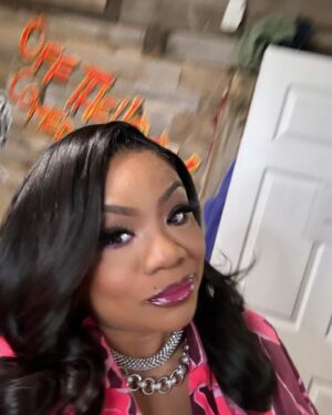 Patricia Williams Instagram - Them: Ms. Pat let me take your pictures.
Me: I can do it myself! 😡

What y’all think IG? Do I need to retire from selfies? Is it giving 52? 😂

Get your tickets for #YaGirlDoneMadeItTour at mspatcomedy.com! UP NEXT: 

#Austin
#LosAngeles
#atlanticcity 
#lexington 
#cincinnati 

#photodump #mspat #themspatshow