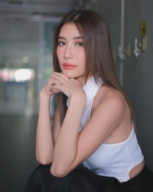 Patteera Sarutipongpokin Instagram - สวยเหมือนผู้หญิง ✨💖😂

ช่างหน้าเค้าว่างั้น @jommyjoke 
Outfit : @femme_fatale_dressrental @giftzuzah