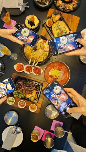 Patteera Sarutipongpokin Instagram - Hot summer night out แบบฉบับหนุ่มสาวเกาหลี 🫶🏻 อันยองงงง @anju.bangkok 

อร่อยแบบอยากตะโกนเป็นภาษาเกาหลี รสชาติแบบออริจิต้นตำรับเพราะเชฟเป็นคนเกาหลีแท้ๆ 
ซุปปลาแผ่นและเอ็นเนื้อวัว สไตล์ปูซานคือยอดเยี่ยม
เนื้อซี่โครงวากิวไม้อบรมควันก็เด็ด อ่อ ไข่ตุ๋นก็ห้ามพลาด 
กินเสร็จเกือบพูดภาษาเกาหลีได้เลย 😂 

#AreYouReadyToAnju #ANJUBangkok #SindhornMidtown