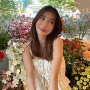 Patteera Sarutipongpokin Instagram - พยายามสดใสสู้ดอกไม้ 🌸🌼🌷💐
แต่ที่สู้ไม่ได้เลยคือพระอาทิตย์ มันจะแผดเผาอะไรขนาดนั้นนนน 🥵