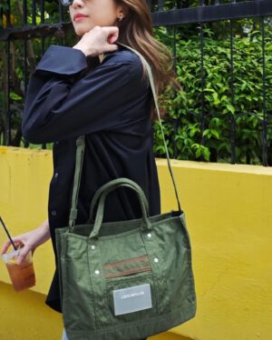 Patteera Sarutipongpokin Instagram - It's Monday again! May your coffee be strong and your Monday be short. 🤞🏼😆

Starting of my week with my crunch carryall ✨@beyondthevines @beyondthevinesthailand 
#beyondthevines
