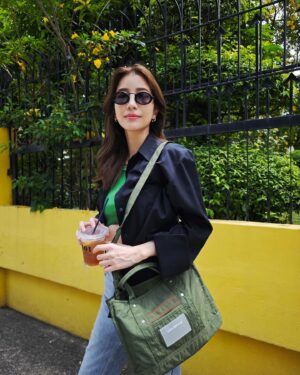 Patteera Sarutipongpokin Instagram - It's Monday again! May your coffee be strong and your Monday be short. 🤞🏼😆

Starting of my week with my crunch carryall ✨@beyondthevines @beyondthevinesthailand 
#beyondthevines