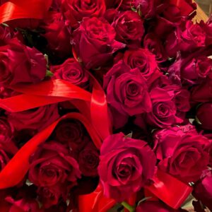 Patti Hansen Instagram - It’s a love day ❤️stems included❤️always and forever Mr Richards😍 I love you  too❤️💫 rings on you 💫 @officialkeef