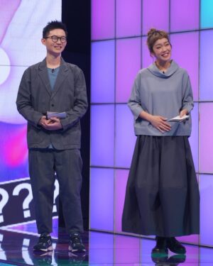 Patty Pei-Yu Lee Instagram - 跟膜膜一些謎樣的moment，只能說一起面對那些震撼尷尬汗顏錯愕救火和笑炸的各種嘴歪眼斜真好 👀

#哈囉你給問嗎
#表情包好棒
#哈囉你可以好好說話嗎
#這一季居然要錄完了
#視網膜 

ALL by 激愛的戰地攝影師 @hairbroken 🤷
Makeup/ @luckypennypeng @pennypeng_makeup @ht89043 
Hair/ @joeyhairstyle 
Styling/ @emily170324