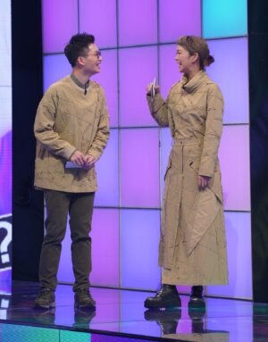 Patty Pei-Yu Lee Instagram - 跟膜膜一些謎樣的moment，只能說一起面對那些震撼尷尬汗顏錯愕救火和笑炸的各種嘴歪眼斜真好 👀

#哈囉你給問嗎
#表情包好棒
#哈囉你可以好好說話嗎
#這一季居然要錄完了
#視網膜 

ALL by 激愛的戰地攝影師 @hairbroken 🤷
Makeup/ @luckypennypeng @pennypeng_makeup @ht89043 
Hair/ @joeyhairstyle 
Styling/ @emily170324