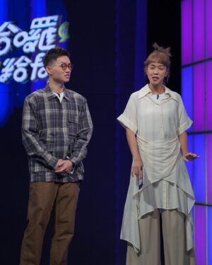 Patty Pei-Yu Lee Instagram - 跟膜膜一些謎樣的moment，只能說一起面對那些震撼尷尬汗顏錯愕救火和笑炸的各種嘴歪眼斜真好 👀

#哈囉你給問嗎
#表情包好棒
#哈囉你可以好好說話嗎
#這一季居然要錄完了
#視網膜 

ALL by 激愛的戰地攝影師 @hairbroken 🤷
Makeup/ @luckypennypeng @pennypeng_makeup @ht89043 
Hair/ @joeyhairstyle 
Styling/ @emily170324