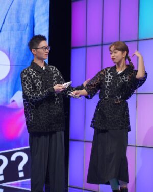 Patty Pei-Yu Lee Instagram - 跟膜膜一些謎樣的moment，只能說一起面對那些震撼尷尬汗顏錯愕救火和笑炸的各種嘴歪眼斜真好 👀

#哈囉你給問嗎
#表情包好棒
#哈囉你可以好好說話嗎
#這一季居然要錄完了
#視網膜 

ALL by 激愛的戰地攝影師 @hairbroken 🤷
Makeup/ @luckypennypeng @pennypeng_makeup @ht89043 
Hair/ @joeyhairstyle 
Styling/ @emily170324