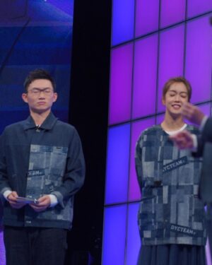 Patty Pei-Yu Lee Instagram - 跟膜膜一些謎樣的moment，只能說一起面對那些震撼尷尬汗顏錯愕救火和笑炸的各種嘴歪眼斜真好 👀

#哈囉你給問嗎
#表情包好棒
#哈囉你可以好好說話嗎
#這一季居然要錄完了
#視網膜 

ALL by 激愛的戰地攝影師 @hairbroken 🤷
Makeup/ @luckypennypeng @pennypeng_makeup @ht89043 
Hair/ @joeyhairstyle 
Styling/ @emily170324