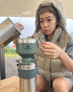 Patty Pei-Yu Lee Instagram - 沖咖啡永遠是最全神貫注，在山海的環繞下好像可以注入什麼祖靈能量一樣⋯⋯
久久未有空空到山裡走走，好長時間沒有搭帳篷，搭完立刻想拍張照留念！放空、忘記時間、吹風淋雨、唱歌⋯閒閒的做什麼都好，只要在大自然都好。⛰️

啊～
謝謝山林、謝謝雲海、謝謝大霧、謝謝滋潤大地的雨⋯
（好險有帶煤油暖爐，煮奶茶跟熱紅酒好幸福喔❤️）

Outfit/ @lululemontw  @filter017  @mardi_mercredi_official  @thespaaceofficial 
Tent/ @neutral_outdoor #neutraloutdoor 
Coffee brew-Brew Pour over set by @stanley1913_tw #stalney