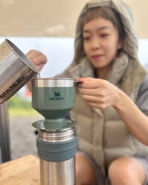 Patty Pei-Yu Lee Instagram - 沖咖啡永遠是最全神貫注，在山海的環繞下好像可以注入什麼祖靈能量一樣⋯⋯
久久未有空空到山裡走走，好長時間沒有搭帳篷，搭完立刻想拍張照留念！放空、忘記時間、吹風淋雨、唱歌⋯閒閒的做什麼都好，只要在大自然都好。⛰️

啊～
謝謝山林、謝謝雲海、謝謝大霧、謝謝滋潤大地的雨⋯
（好險有帶煤油暖爐，煮奶茶跟熱紅酒好幸福喔❤️）

Outfit/ @lululemontw  @filter017  @mardi_mercredi_official  @thespaaceofficial 
Tent/ @neutral_outdoor #neutraloutdoor 
Coffee brew-Brew Pour over set by @stanley1913_tw #stalney