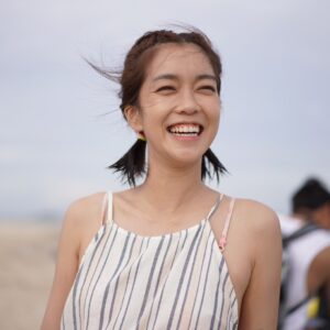 Patty Pei-Yu Lee Instagram - 親愛的地球，

哈囉，你好嗎？這半個世紀以來你老化又受傷了許多，我這封信是要給你大大的愛的鼓勵，也要好好的謝謝你的照顧。

這些年來，我有幸見證了你不同角落的美麗景觀，從水下30米的沈船到遠離塵囂的山頂，每一次旅程都是一次心靈的洗禮。

除了令人難忘的旅遊經驗，我更珍惜與大自然息息相關的人們的相遇。他們的生活方式讓我深受啟發，他們口中的自在與樂活精神成為了我的追求。現在，我將「好好生活」作為我的座右銘，漸漸地，我發現生活越簡單，其實就越能貼近綠色生活的初心。

我好愛清晨走進菜市場，用自備的購物袋買當地的農作物，回家後輕輕地下廚，享受每一餐不浪費的美食。這樣的生活方式，不僅讓我感到滿足，更是給予我最深層的充電。
這也是對你一種溫柔的疼愛吼？☺️

21天養成一個好習慣，我會努力的繼續做一座WiFi站，繼續好好經營我的愛地球選物店，跟大家分享永續的綠色生活其實沒那麼困難，回到簡單的生活，對我們彼此都是一種美好的升級。

永遠愛你，啾啾。
大霈

-
「綠色生活 21 天」是由 台灣環境資訊協會 @teia17930 、B型企業協會 @blab_taiwan 、綠藤生機 @greenvines_official 共同發起，已經連續 8 年的環保活動。透過連續 21 天，每天只需 3 分鐘的時間，就能完成一個綠行動，在日常生活中做一點微小改變，開始習慣，隨時隨地，一起對世界更好的生活方式。