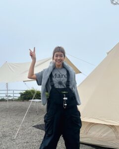 Patty Pei-Yu Lee Instagram - 沖咖啡永遠是最全神貫注，在山海的環繞下好像可以注入什麼祖靈能量一樣⋯⋯
久久未有空空到山裡走走，好長時間沒有搭帳篷，搭完立刻想拍張照留念！放空、忘記時間、吹風淋雨、唱歌⋯閒閒的做什麼都好，只要在大自然都好。⛰️

啊～
謝謝山林、謝謝雲海、謝謝大霧、謝謝滋潤大地的雨⋯
（好險有帶煤油暖爐，煮奶茶跟熱紅酒好幸福喔❤️）

Outfit/ @lululemontw  @filter017  @mardi_mercredi_official  @thespaaceofficial 
Tent/ @neutral_outdoor #neutraloutdoor 
Coffee brew-Brew Pour over set by @stanley1913_tw #stalney