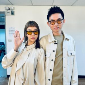 Patty Pei-Yu Lee Instagram - 新婚夫妻過年準備回家看年邁阿嬤。 

即使新婚，也要記得每週一～三晚間都要收看公視《哈囉！你給問嗎？》喔！過年也要鎖定！祝褔大家白頭偕老！

@retina_anchorman 
@hellomayiaskyou 
特別感謝：阿嬤 @joeyhairstyle