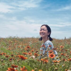 Patty Pei-Yu Lee Instagram - 親愛的地球，

哈囉，你好嗎？這半個世紀以來你老化又受傷了許多，我這封信是要給你大大的愛的鼓勵，也要好好的謝謝你的照顧。

這些年來，我有幸見證了你不同角落的美麗景觀，從水下30米的沈船到遠離塵囂的山頂，每一次旅程都是一次心靈的洗禮。

除了令人難忘的旅遊經驗，我更珍惜與大自然息息相關的人們的相遇。他們的生活方式讓我深受啟發，他們口中的自在與樂活精神成為了我的追求。現在，我將「好好生活」作為我的座右銘，漸漸地，我發現生活越簡單，其實就越能貼近綠色生活的初心。

我好愛清晨走進菜市場，用自備的購物袋買當地的農作物，回家後輕輕地下廚，享受每一餐不浪費的美食。這樣的生活方式，不僅讓我感到滿足，更是給予我最深層的充電。
這也是對你一種溫柔的疼愛吼？☺️

21天養成一個好習慣，我會努力的繼續做一座WiFi站，繼續好好經營我的愛地球選物店，跟大家分享永續的綠色生活其實沒那麼困難，回到簡單的生活，對我們彼此都是一種美好的升級。

永遠愛你，啾啾。
大霈

-
「綠色生活 21 天」是由 台灣環境資訊協會 @teia17930 、B型企業協會 @blab_taiwan 、綠藤生機 @greenvines_official 共同發起，已經連續 8 年的環保活動。透過連續 21 天，每天只需 3 分鐘的時間，就能完成一個綠行動，在日常生活中做一點微小改變，開始習慣，隨時隨地，一起對世界更好的生活方式。