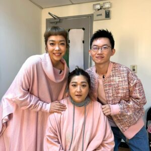 Patty Pei-Yu Lee Instagram - 新婚夫妻過年準備回家看年邁阿嬤。 

即使新婚，也要記得每週一～三晚間都要收看公視《哈囉！你給問嗎？》喔！過年也要鎖定！祝褔大家白頭偕老！

@retina_anchorman 
@hellomayiaskyou 
特別感謝：阿嬤 @joeyhairstyle