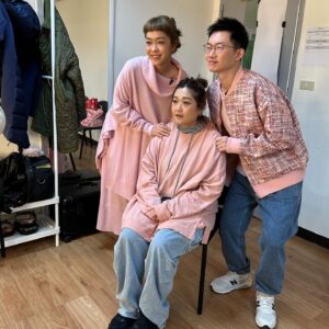 Patty Pei-Yu Lee Instagram - 新婚夫妻過年準備回家看年邁阿嬤。 

即使新婚，也要記得每週一～三晚間都要收看公視《哈囉！你給問嗎？》喔！過年也要鎖定！祝褔大家白頭偕老！

@retina_anchorman 
@hellomayiaskyou 
特別感謝：阿嬤 @joeyhairstyle