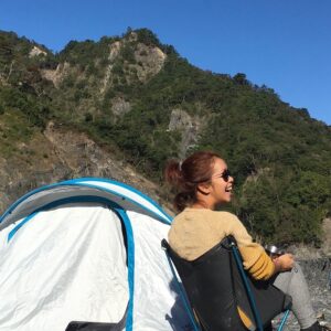 Patty Pei-Yu Lee Instagram - 親愛的地球，

哈囉，你好嗎？這半個世紀以來你老化又受傷了許多，我這封信是要給你大大的愛的鼓勵，也要好好的謝謝你的照顧。

這些年來，我有幸見證了你不同角落的美麗景觀，從水下30米的沈船到遠離塵囂的山頂，每一次旅程都是一次心靈的洗禮。

除了令人難忘的旅遊經驗，我更珍惜與大自然息息相關的人們的相遇。他們的生活方式讓我深受啟發，他們口中的自在與樂活精神成為了我的追求。現在，我將「好好生活」作為我的座右銘，漸漸地，我發現生活越簡單，其實就越能貼近綠色生活的初心。

我好愛清晨走進菜市場，用自備的購物袋買當地的農作物，回家後輕輕地下廚，享受每一餐不浪費的美食。這樣的生活方式，不僅讓我感到滿足，更是給予我最深層的充電。
這也是對你一種溫柔的疼愛吼？☺️

21天養成一個好習慣，我會努力的繼續做一座WiFi站，繼續好好經營我的愛地球選物店，跟大家分享永續的綠色生活其實沒那麼困難，回到簡單的生活，對我們彼此都是一種美好的升級。

永遠愛你，啾啾。
大霈

-
「綠色生活 21 天」是由 台灣環境資訊協會 @teia17930 、B型企業協會 @blab_taiwan 、綠藤生機 @greenvines_official 共同發起，已經連續 8 年的環保活動。透過連續 21 天，每天只需 3 分鐘的時間，就能完成一個綠行動，在日常生活中做一點微小改變，開始習慣，隨時隨地，一起對世界更好的生活方式。