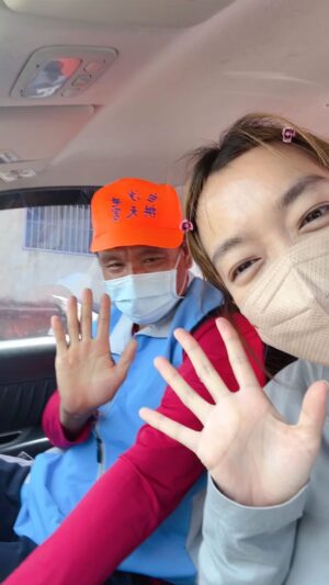 Patty Pei-Yu Lee Instagram - 與20萬人的小旅行-白沙屯進香。

《HiHi!導覽先生》第一季的第一集是我首度接觸媽祖一年一度的進香活動，經過了兩年的報名又因故不能到，今年的我，終於跟上隊伍了！

在完全沒有預設進香活動內容之下一個人出發，原本預計兩天一夜的行程在發燒攪局只好作罷，原本在現場要見的朋友也因為真的太多人所以完全碰不到😂 
一個人的徒步旅行莫名的多了好多驚喜與暖暖的感動，卻也在驚喜不斷之中無比平安順利又有趣⋯

我想這就是信徒大家所說的：「媽祖都會為妳安排好」
簡單的隨手記錄，也就簡單的剪一剪（還因為生病沒聲音不能配VO🫠)，希望大家能感受到我內心簡單的幸福快樂🥹

好喜歡台灣這樣熱鬧、卻又無比平和的文化盛事，獨一無二的存在❤️
白沙屯媽，我們有緣再見喔！（至少讓我進去上個香嘛）

#白沙屯 
#白沙屯媽祖 
#大霈愛你
#一日小旅行