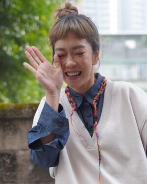 Patty Pei-Yu Lee Instagram - 近期心情與心境：👋🏼☺️

老師說，吃飽、睡好、能量自然好～
健康的身心靈是何其重要
心裡的森林自然強大茁壯被愛給滋養❣️
你各位！一定要把自己擺前面一點喔～

話說，今日貝貝老師為我準備的衣服上手縫了巧思，一眼就看出領子上手勾的小配件是本人織品系大一圍巾作業選的紗線aka此生最不可能忘記的紗線質感！！！畢竟每一針都是輔大校園的風景（到處織毛線的我們）

總之AMAZING英雄所見略同!!!! 
附上14年前沒在認真上課的我們（由 @hihitiff 所拍下的照片）

至於為什麼「如果我長這樣應該比較紅」是因為急著想做supermodel，渴望丹鳳眼能帶我走上伸展台，但還好我長這樣（？）至少也走到這了🙃

#吃飽飽 #睡好好 #吃胖胖 #開心很重要

Photo/ @hairbroken 
Outfit styling/ @emily170324 
Makeup/ @luckypennypeng
Hair/ @joeyhairstyle