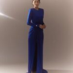 Patty Wu Instagram – ・🏆金鐘58🏆典禮禮服

昨天準備出門金鐘梳化時，一位心靈相通的朋友，傳了一段話給我。

她說，「每件事情的發生，都是有原因的」，並要我好好享受這個夜晚。我泛淚並珍貴的收下這段話。

一直以來一路以來，曾經歷很多不可思議的挑戰，曾嚴重的自我否定自我懷疑，曾沮喪的糾結痛哭，那些看不見的一切推著我向前。

城哥說，入圍的，哪組不是死亡之組？都是，都難。很開心#最強綜藝秀 抱走了節目類最大獎，謝謝瓜哥、民視跟大藝，這段旅程讓我更深信，每件事的遇到跟發生，真的，都有原因。

#第58屆金鐘獎

最最最要感謝的，是我的經紀團隊，當時陪我錄製節目的
Joan @chiang1025 
Wayne @shanewei09 
Ann @ann.something 
@monmon.ent 

Makeup @yuiki1111
Makeup Assistant @oliver_cai_
Hair @signs0303
Photographer @loyuting_ 
Stylist @arvi1002
Styist assistant @julianneleigh_uy

Dress @etochs @FWRD
Jewelry @chaumetofficial 
#Chaumet #BeeMyLove #DoItLikeJosephine
Shoes @jimmychoo