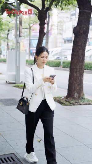 Patty Wu Instagram - 2024春夏來「台中大遠百」少不了時尚的穿搭公式=時髦穿搭技巧 精準選品攻略。進門先逛BALMAIN，完美襯托「自由不羈」風格後，走進CHARLES&KEITH一站式的逛遍時下流行的時尚元素，除了衣著服飾、鞋履包款，珠寶配飾也是不可或缺。
TASAKI danger系列，打造一身出既時尚又不失優雅完美風格
想當時尚法系女子，絕對不能錯過4/24-5/14國際精品、百貨服飾超好康優惠
 @elletaiwan 
 @topcityfe21