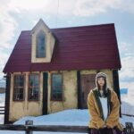 Patty Wu Instagram – #什麼是你心中的風景

美瑛，是我很愛的一個小地方。冬天時一望無際的雪景，浪漫到屏息。

只是現在，雪中那棵聖誕樹，不再孤獨美，換來的是吵雜的人類此起彼落呼叫聲，和為了拍照破壞雪地的腳步腳印。

今年還是去了美瑛，雪景依舊美，轉身找了一個人都沒有的點，散散步，待了半天，住了一晚。

如果你去的風景，是別人口中曾經的風景，是否有點可惜，其實旅伴對、心情對了，哪裡都有風景。

聖誕樹留給遊客追捧，
美瑛還是適合靜靜的。

#吳怡霈 #wuipei29 #パティ
#北海道　#美瑛