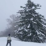Patty Wu Instagram – ・
放了一個13天長假，待在北海道滑雪。
滑了5個雪場，根本北海道巡迴演出，爸媽問我，一直一直滑雪，不無聊嗎？一直在挫折中成長，怎麼會無聊。

#滑雪滑的是人生 
#恐懼始終是最大敵人

從小常被說有小聰明，做什麼學什麼，比別人快，容易上手，臨時抱佛腳都會過關，學一下就會了，阿～好無聊喔，三分鐘熱度，換下一個。

直到2017年接觸滑雪。遭遇人生中最大學習挫折，在雪場每天狂摔，痛到像卡車輾過，大雪中氣自己，哭到雪鏡起霧看不見。2019年甚至摔到全身瘀青腫起來，膝蓋積水不能行走，才終於能在綠線戰戰兢兢S turn下山。

每年雪季就幾個月，擠出假期能滑的天數不多，雪場狀況瞬息萬變，好不容易稍稍能掌控雪板，突然遇到季末思樂冰，小巨蛋滑冰，或是雪太多跌進鬆雪出不來。早上明明順順的，下午天氣變雪道變，雪地凹凸不平障礙很多，繼續摔到不可思議。滑雪好難，人生好難。

看到坡斜很恐懼，教練還要你身體往前，因為害怕本能往後退，板子就更加速向前衝，事與願違。非得逼你面對恐懼，才能真正與雪板人板合一。

滑雪，是我人生中唯一，徹底摧毀小聰明的事。每個人都一樣從零開始，沒有人站在雪板上不摔，沒有特例，很公平。

滑雪，鍛鍊技巧其次，是鍛鍊心智。每次總會遇到不同雪況，必須活在當下融入環境。當你沾沾自喜，立馬讓你重摔挫挫銳氣，當你洋洋得意，立馬卡到饅頭飛出去。熟悉的雪道放鬆享受，但不掉以輕心。不熟的雪道小心謹慎，過了關卡更上一層樓。

內心十分強大，來滑雪，你會更強大。
內心十分脆弱，來滑雪，你會變強大。

莫名其妙我又沒有在經營滑雪學校，弄得好像在業配，這是篇心靈業配，不收費。

至於13天長假，有沒有放鬆到？
每天極限運動身體很累，心靈卻大大滿足。
終於有再追上日本男子，一點點。

23-24雪季，謝謝北海道。
明年雪季，雪場見。

雪衣&裝備 @allride.tw 

#吳怡霈 #wuipei29 #パティ

#japow
#japowhokkaido
#hokkaidosnow
#bonpow
#skitrip

#snowboarding
#hokkaido

#teineskiresort
#furanoskiresort
#kirotoskiresort

#北海道
#滑雪
#日本滑雪
#滑雪女子
#滑雪女孩

#スノーボード
#パウダースノー
#スノーボード女子

#ルスツ 
#手稲スキー場
#富良野スキー場
#南富良野スキー場
#キロロスキー場