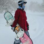 Patty Wu Instagram – ・
放了一個13天長假，待在北海道滑雪。
滑了5個雪場，根本北海道巡迴演出，爸媽問我，一直一直滑雪，不無聊嗎？一直在挫折中成長，怎麼會無聊。

#滑雪滑的是人生 
#恐懼始終是最大敵人

從小常被說有小聰明，做什麼學什麼，比別人快，容易上手，臨時抱佛腳都會過關，學一下就會了，阿～好無聊喔，三分鐘熱度，換下一個。

直到2017年接觸滑雪。遭遇人生中最大學習挫折，在雪場每天狂摔，痛到像卡車輾過，大雪中氣自己，哭到雪鏡起霧看不見。2019年甚至摔到全身瘀青腫起來，膝蓋積水不能行走，才終於能在綠線戰戰兢兢S turn下山。

每年雪季就幾個月，擠出假期能滑的天數不多，雪場狀況瞬息萬變，好不容易稍稍能掌控雪板，突然遇到季末思樂冰，小巨蛋滑冰，或是雪太多跌進鬆雪出不來。早上明明順順的，下午天氣變雪道變，雪地凹凸不平障礙很多，繼續摔到不可思議。滑雪好難，人生好難。

看到坡斜很恐懼，教練還要你身體往前，因為害怕本能往後退，板子就更加速向前衝，事與願違。非得逼你面對恐懼，才能真正與雪板人板合一。

滑雪，是我人生中唯一，徹底摧毀小聰明的事。每個人都一樣從零開始，沒有人站在雪板上不摔，沒有特例，很公平。

滑雪，鍛鍊技巧其次，是鍛鍊心智。每次總會遇到不同雪況，必須活在當下融入環境。當你沾沾自喜，立馬讓你重摔挫挫銳氣，當你洋洋得意，立馬卡到饅頭飛出去。熟悉的雪道放鬆享受，但不掉以輕心。不熟的雪道小心謹慎，過了關卡更上一層樓。

內心十分強大，來滑雪，你會更強大。
內心十分脆弱，來滑雪，你會變強大。

莫名其妙我又沒有在經營滑雪學校，弄得好像在業配，這是篇心靈業配，不收費。

至於13天長假，有沒有放鬆到？
每天極限運動身體很累，心靈卻大大滿足。
終於有再追上日本男子，一點點。

23-24雪季，謝謝北海道。
明年雪季，雪場見。

雪衣&裝備 @allride.tw 

#吳怡霈 #wuipei29 #パティ

#japow
#japowhokkaido
#hokkaidosnow
#bonpow
#skitrip

#snowboarding
#hokkaido

#teineskiresort
#furanoskiresort
#kirotoskiresort

#北海道
#滑雪
#日本滑雪
#滑雪女子
#滑雪女孩

#スノーボード
#パウダースノー
#スノーボード女子

#ルスツ 
#手稲スキー場
#富良野スキー場
#南富良野スキー場
#キロロスキー場