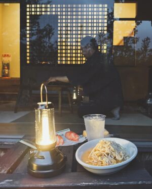 Patty Wu Instagram - ・
同樣穿上溫泉旅館衣服
我彷彿成了女將
日本男子卻像飯店小開？

日本男子說，女將就是老闆娘阿，而且要很有氣質才能當欸。但我說，女將要從早忙到晚，飯店小開每天只需要開跑車出去ㄆㄚˇ妹，一件衣服兩種人生，不是這樣吧？！

#吳怡霈 #wuipei29 #パティ
#九州 #九州旅 #熊本 #熊本ホテル
#桑原夫婦