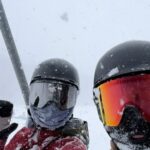 Patty Wu Instagram – ・
放了一個13天長假，待在北海道滑雪。
滑了5個雪場，根本北海道巡迴演出，爸媽問我，一直一直滑雪，不無聊嗎？一直在挫折中成長，怎麼會無聊。

#滑雪滑的是人生 
#恐懼始終是最大敵人

從小常被說有小聰明，做什麼學什麼，比別人快，容易上手，臨時抱佛腳都會過關，學一下就會了，阿～好無聊喔，三分鐘熱度，換下一個。

直到2017年接觸滑雪。遭遇人生中最大學習挫折，在雪場每天狂摔，痛到像卡車輾過，大雪中氣自己，哭到雪鏡起霧看不見。2019年甚至摔到全身瘀青腫起來，膝蓋積水不能行走，才終於能在綠線戰戰兢兢S turn下山。

每年雪季就幾個月，擠出假期能滑的天數不多，雪場狀況瞬息萬變，好不容易稍稍能掌控雪板，突然遇到季末思樂冰，小巨蛋滑冰，或是雪太多跌進鬆雪出不來。早上明明順順的，下午天氣變雪道變，雪地凹凸不平障礙很多，繼續摔到不可思議。滑雪好難，人生好難。

看到坡斜很恐懼，教練還要你身體往前，因為害怕本能往後退，板子就更加速向前衝，事與願違。非得逼你面對恐懼，才能真正與雪板人板合一。

滑雪，是我人生中唯一，徹底摧毀小聰明的事。每個人都一樣從零開始，沒有人站在雪板上不摔，沒有特例，很公平。

滑雪，鍛鍊技巧其次，是鍛鍊心智。每次總會遇到不同雪況，必須活在當下融入環境。當你沾沾自喜，立馬讓你重摔挫挫銳氣，當你洋洋得意，立馬卡到饅頭飛出去。熟悉的雪道放鬆享受，但不掉以輕心。不熟的雪道小心謹慎，過了關卡更上一層樓。

內心十分強大，來滑雪，你會更強大。
內心十分脆弱，來滑雪，你會變強大。

莫名其妙我又沒有在經營滑雪學校，弄得好像在業配，這是篇心靈業配，不收費。

至於13天長假，有沒有放鬆到？
每天極限運動身體很累，心靈卻大大滿足。
終於有再追上日本男子，一點點。

23-24雪季，謝謝北海道。
明年雪季，雪場見。

雪衣&裝備 @allride.tw 

#吳怡霈 #wuipei29 #パティ

#japow
#japowhokkaido
#hokkaidosnow
#bonpow
#skitrip

#snowboarding
#hokkaido

#teineskiresort
#furanoskiresort
#kirotoskiresort

#北海道
#滑雪
#日本滑雪
#滑雪女子
#滑雪女孩

#スノーボード
#パウダースノー
#スノーボード女子

#ルスツ 
#手稲スキー場
#富良野スキー場
#南富良野スキー場
#キロロスキー場