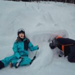 Patty Wu Instagram – ・
放了一個13天長假，待在北海道滑雪。
滑了5個雪場，根本北海道巡迴演出，爸媽問我，一直一直滑雪，不無聊嗎？一直在挫折中成長，怎麼會無聊。

#滑雪滑的是人生 
#恐懼始終是最大敵人

從小常被說有小聰明，做什麼學什麼，比別人快，容易上手，臨時抱佛腳都會過關，學一下就會了，阿～好無聊喔，三分鐘熱度，換下一個。

直到2017年接觸滑雪。遭遇人生中最大學習挫折，在雪場每天狂摔，痛到像卡車輾過，大雪中氣自己，哭到雪鏡起霧看不見。2019年甚至摔到全身瘀青腫起來，膝蓋積水不能行走，才終於能在綠線戰戰兢兢S turn下山。

每年雪季就幾個月，擠出假期能滑的天數不多，雪場狀況瞬息萬變，好不容易稍稍能掌控雪板，突然遇到季末思樂冰，小巨蛋滑冰，或是雪太多跌進鬆雪出不來。早上明明順順的，下午天氣變雪道變，雪地凹凸不平障礙很多，繼續摔到不可思議。滑雪好難，人生好難。

看到坡斜很恐懼，教練還要你身體往前，因為害怕本能往後退，板子就更加速向前衝，事與願違。非得逼你面對恐懼，才能真正與雪板人板合一。

滑雪，是我人生中唯一，徹底摧毀小聰明的事。每個人都一樣從零開始，沒有人站在雪板上不摔，沒有特例，很公平。

滑雪，鍛鍊技巧其次，是鍛鍊心智。每次總會遇到不同雪況，必須活在當下融入環境。當你沾沾自喜，立馬讓你重摔挫挫銳氣，當你洋洋得意，立馬卡到饅頭飛出去。熟悉的雪道放鬆享受，但不掉以輕心。不熟的雪道小心謹慎，過了關卡更上一層樓。

內心十分強大，來滑雪，你會更強大。
內心十分脆弱，來滑雪，你會變強大。

莫名其妙我又沒有在經營滑雪學校，弄得好像在業配，這是篇心靈業配，不收費。

至於13天長假，有沒有放鬆到？
每天極限運動身體很累，心靈卻大大滿足。
終於有再追上日本男子，一點點。

23-24雪季，謝謝北海道。
明年雪季，雪場見。

雪衣&裝備 @allride.tw 

#吳怡霈 #wuipei29 #パティ

#japow
#japowhokkaido
#hokkaidosnow
#bonpow
#skitrip

#snowboarding
#hokkaido

#teineskiresort
#furanoskiresort
#kirotoskiresort

#北海道
#滑雪
#日本滑雪
#滑雪女子
#滑雪女孩

#スノーボード
#パウダースノー
#スノーボード女子

#ルスツ 
#手稲スキー場
#富良野スキー場
#南富良野スキー場
#キロロスキー場