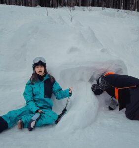 Patty Wu Instagram - ・ 放了一個13天長假，待在北海道滑雪。 滑了5個雪場，根本北海道巡迴演出，爸媽問我，一直一直滑雪，不無聊嗎？一直在挫折中成長，怎麼會無聊。 #滑雪滑的是人生 #恐懼始終是最大敵人 從小常被說有小聰明，做什麼學什麼，比別人快，容易上手，臨時抱佛腳都會過關，學一下就會了，阿～好無聊喔，三分鐘熱度，換下一個。 直到2017年接觸滑雪。遭遇人生中最大學習挫折，在雪場每天狂摔，痛到像卡車輾過，大雪中氣自己，哭到雪鏡起霧看不見。2019年甚至摔到全身瘀青腫起來，膝蓋積水不能行走，才終於能在綠線戰戰兢兢S turn下山。 每年雪季就幾個月，擠出假期能滑的天數不多，雪場狀況瞬息萬變，好不容易稍稍能掌控雪板，突然遇到季末思樂冰，小巨蛋滑冰，或是雪太多跌進鬆雪出不來。早上明明順順的，下午天氣變雪道變，雪地凹凸不平障礙很多，繼續摔到不可思議。滑雪好難，人生好難。 看到坡斜很恐懼，教練還要你身體往前，因為害怕本能往後退，板子就更加速向前衝，事與願違。非得逼你面對恐懼，才能真正與雪板人板合一。 滑雪，是我人生中唯一，徹底摧毀小聰明的事。每個人都一樣從零開始，沒有人站在雪板上不摔，沒有特例，很公平。 滑雪，鍛鍊技巧其次，是鍛鍊心智。每次總會遇到不同雪況，必須活在當下融入環境。當你沾沾自喜，立馬讓你重摔挫挫銳氣，當你洋洋得意，立馬卡到饅頭飛出去。熟悉的雪道放鬆享受，但不掉以輕心。不熟的雪道小心謹慎，過了關卡更上一層樓。 內心十分強大，來滑雪，你會更強大。 內心十分脆弱，來滑雪，你會變強大。 莫名其妙我又沒有在經營滑雪學校，弄得好像在業配，這是篇心靈業配，不收費。 至於13天長假，有沒有放鬆到？ 每天極限運動身體很累，心靈卻大大滿足。 終於有再追上日本男子，一點點。 23-24雪季，謝謝北海道。 明年雪季，雪場見。 雪衣&裝備 @allride.tw #吳怡霈 #wuipei29 #パティ #japow #japowhokkaido #hokkaidosnow #bonpow #skitrip #snowboarding #hokkaido #teineskiresort #furanoskiresort #kirotoskiresort #北海道 #滑雪 #日本滑雪 #滑雪女子 #滑雪女孩 #スノーボード #パウダースノー #スノーボード女子 #ルスツ #手稲スキー場 #富良野スキー場 #南富良野スキー場 #キロロスキー場