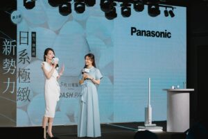 Patty Wu Instagram - ・
上週為了洗衣服，跟日本男子爭執洗衣精要放多少🤣，我說他放不夠，他說我都放太多，你們都看得懂量杯的量嗎？
還是都憑感覺憑心情亂加一通？

前幾天出席Panasonic春夏新品發表會，洗衣機可以自動加洗劑了誒！！還有一堆厲害的功能，整個活動上，我一直讚嘆科技真好，人類要做的麻煩事愈來愈少☺️

還有日本男子一直嚷嚷說要買的電鬍刀，不到半個手掌大小，直接可以放進西裝口袋，整台白色石紋美到瘋掉！兩個月前他在日本商場，看影片看了半小時說好心動，決定要買結果根本賣到缺貨，終於等到進台灣！

活動結束跟日本總部飛來的長官打招呼，他們用日文一直說，「旦那さんやっと買えますね」，（你先生終於可以買得到了欸）重複跟我講了三次！有夠可愛！

回家後日本男子說，欸，七夕好像快到了吼！
🤔👀😗 請問，我該注意些什麼？

#吳怡霈 #wuipei29 #パティ
#日系質感家電 #panasonic