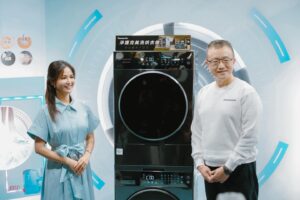 Patty Wu Instagram - ・
上週為了洗衣服，跟日本男子爭執洗衣精要放多少🤣，我說他放不夠，他說我都放太多，你們都看得懂量杯的量嗎？
還是都憑感覺憑心情亂加一通？

前幾天出席Panasonic春夏新品發表會，洗衣機可以自動加洗劑了誒！！還有一堆厲害的功能，整個活動上，我一直讚嘆科技真好，人類要做的麻煩事愈來愈少☺️

還有日本男子一直嚷嚷說要買的電鬍刀，不到半個手掌大小，直接可以放進西裝口袋，整台白色石紋美到瘋掉！兩個月前他在日本商場，看影片看了半小時說好心動，決定要買結果根本賣到缺貨，終於等到進台灣！

活動結束跟日本總部飛來的長官打招呼，他們用日文一直說，「旦那さんやっと買えますね」，（你先生終於可以買得到了欸）重複跟我講了三次！有夠可愛！

回家後日本男子說，欸，七夕好像快到了吼！
🤔👀😗 請問，我該注意些什麼？

#吳怡霈 #wuipei29 #パティ
#日系質感家電 #panasonic