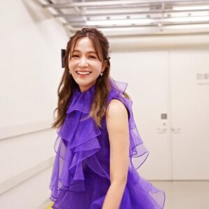 Patty Wu Instagram - 💜💜💜
從小不喜歡被規定綁住。老是舉手發問，問題一堆，就是很想知道為什麼。

不明白寫字為什麼要寫在格子裡？最討厭橫格筆記本，為什麼這麼窄，別人都寫的好好的，我怎麼一直跨行超出。所以現在只用空白的紙，只買空白筆記本。

全部都空白的，多自由自在。字可以忽大忽小，還可以任意畫圖。

也許，這世界如果沒有規定，會亂了套，偏偏我總是無法照本宣科，不能被別人的文字綁住。

於是乎狂美音樂會，這系列都來到最後一場，我每次感覺都不一樣，無法被自己腦袋綁住，他就是會蹦出一些新的聊天話題。

喜歡拿著麥克風，在台上跟大家聊天。
聊天多好，自由自在。

Dress @jasmine_galleria_taipei 
Jewelry @swarovski

#吳怡霈 #wuipei29 #パティ　
#霈主持 #主持女子 #狂美交響管樂團