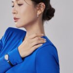 Patty Wu Instagram – ・🏆金鐘58🏆典禮禮服

昨天準備出門金鐘梳化時，一位心靈相通的朋友，傳了一段話給我。

她說，「每件事情的發生，都是有原因的」，並要我好好享受這個夜晚。我泛淚並珍貴的收下這段話。

一直以來一路以來，曾經歷很多不可思議的挑戰，曾嚴重的自我否定自我懷疑，曾沮喪的糾結痛哭，那些看不見的一切推著我向前。

城哥說，入圍的，哪組不是死亡之組？都是，都難。很開心#最強綜藝秀 抱走了節目類最大獎，謝謝瓜哥、民視跟大藝，這段旅程讓我更深信，每件事的遇到跟發生，真的，都有原因。

#第58屆金鐘獎

最最最要感謝的，是我的經紀團隊，當時陪我錄製節目的
Joan @chiang1025 
Wayne @shanewei09 
Ann @ann.something 
@monmon.ent 

Makeup @yuiki1111
Makeup Assistant @oliver_cai_
Hair @signs0303
Photographer @loyuting_ 
Stylist @arvi1002
Styist assistant @julianneleigh_uy

Dress @etochs @FWRD
Jewelry @chaumetofficial 
#Chaumet #BeeMyLove #DoItLikeJosephine
Shoes @jimmychoo