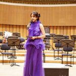 Patty Wu Instagram - 💜💜💜 從小不喜歡被規定綁住。老是舉手發問，問題一堆，就是很想知道為什麼。 不明白寫字為什麼要寫在格子裡？最討厭橫格筆記本，為什麼這麼窄，別人都寫的好好的，我怎麼一直跨行超出。所以現在只用空白的紙，只買空白筆記本。 全部都空白的，多自由自在。字可以忽大忽小，還可以任意畫圖。 也許，這世界如果沒有規定，會亂了套，偏偏我總是無法照本宣科，不能被別人的文字綁住。 於是乎狂美音樂會，這系列都來到最後一場，我每次感覺都不一樣，無法被自己腦袋綁住，他就是會蹦出一些新的聊天話題。 喜歡拿著麥克風，在台上跟大家聊天。 聊天多好，自由自在。 Dress @jasmine_galleria_taipei Jewelry @swarovski #吳怡霈 #wuipei29 #パティ　 #霈主持 #主持女子 #狂美交響管樂團