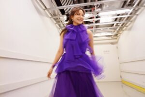 Patty Wu Instagram - 💜💜💜
從小不喜歡被規定綁住。老是舉手發問，問題一堆，就是很想知道為什麼。

不明白寫字為什麼要寫在格子裡？最討厭橫格筆記本，為什麼這麼窄，別人都寫的好好的，我怎麼一直跨行超出。所以現在只用空白的紙，只買空白筆記本。

全部都空白的，多自由自在。字可以忽大忽小，還可以任意畫圖。

也許，這世界如果沒有規定，會亂了套，偏偏我總是無法照本宣科，不能被別人的文字綁住。

於是乎狂美音樂會，這系列都來到最後一場，我每次感覺都不一樣，無法被自己腦袋綁住，他就是會蹦出一些新的聊天話題。

喜歡拿著麥克風，在台上跟大家聊天。
聊天多好，自由自在。

Dress @jasmine_galleria_taipei 
Jewelry @swarovski

#吳怡霈 #wuipei29 #パティ　
#霈主持 #主持女子 #狂美交響管樂團