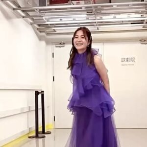 Patty Wu Instagram - 💜💜💜
從小不喜歡被規定綁住。老是舉手發問，問題一堆，就是很想知道為什麼。

不明白寫字為什麼要寫在格子裡？最討厭橫格筆記本，為什麼這麼窄，別人都寫的好好的，我怎麼一直跨行超出。所以現在只用空白的紙，只買空白筆記本。

全部都空白的，多自由自在。字可以忽大忽小，還可以任意畫圖。

也許，這世界如果沒有規定，會亂了套，偏偏我總是無法照本宣科，不能被別人的文字綁住。

於是乎狂美音樂會，這系列都來到最後一場，我每次感覺都不一樣，無法被自己腦袋綁住，他就是會蹦出一些新的聊天話題。

喜歡拿著麥克風，在台上跟大家聊天。
聊天多好，自由自在。

Dress @jasmine_galleria_taipei 
Jewelry @swarovski

#吳怡霈 #wuipei29 #パティ　
#霈主持 #主持女子 #狂美交響管樂團