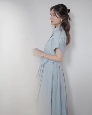 Patty Wu Instagram - ・
最近在練習一件事，不掙扎。
生命中有太多突發狀況，太多考驗，太多意想不到，以前的我總是掙扎、抗拒、扭轉、絕大多數最後得到的，都是不如預期和想像，然後就痛苦。

其實會來到面前的，都是宇宙給的，掙扎的時候叫考驗，不掙扎的時候算體驗，體驗好的壞的喜歡的不喜歡的，知道是怎麼回事，就在清單上打勾勾了。

上個月經歷辛苦的外景，精神一直處於緊繃狀態，該來的生理期來了2天，要來不來要血不血，刷個存在感說聲嗨，就走了。

這個月依舊外景月，生理期選在連三天高雄外景的第一天、第一個開場做完，嘩的一聲就來了。三天痛的只能靠止痛藥撐下去，不過這次外景有舒服的廁所可以上，還有些許空檔時間休息，我不掙扎，體驗上個月沒來的，這個月算補班補齊，該來的總是要來，該發洩的總是得洩。

今天出席重要活動，他乖乖配合聽話著，不吵不鬧讓我舒舒服服完成工作，收工時我跟自己的身體說，謝謝。真心謝謝。

你怎麼對待身體，身體就怎麼回饋你，體驗每一種來到面前的，即使痛苦，也試著不掙扎，最奇妙的是，不掙扎了之後，好像，也沒有那麼痛了。

#吳怡霈 #wuipei29 #パティ

Makeup/hair @wocorey 
Dress @uuin_official 
Watch @cartier 
Rings @chaumetofficial 
Earring @kou_jewellery