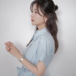 Patty Wu Instagram - ・ 最近在練習一件事，不掙扎。 生命中有太多突發狀況，太多考驗，太多意想不到，以前的我總是掙扎、抗拒、扭轉、絕大多數最後得到的，都是不如預期和想像，然後就痛苦。 其實會來到面前的，都是宇宙給的，掙扎的時候叫考驗，不掙扎的時候算體驗，體驗好的壞的喜歡的不喜歡的，知道是怎麼回事，就在清單上打勾勾了。 上個月經歷辛苦的外景，精神一直處於緊繃狀態，該來的生理期來了2天，要來不來要血不血，刷個存在感說聲嗨，就走了。 這個月依舊外景月，生理期選在連三天高雄外景的第一天、第一個開場做完，嘩的一聲就來了。三天痛的只能靠止痛藥撐下去，不過這次外景有舒服的廁所可以上，還有些許空檔時間休息，我不掙扎，體驗上個月沒來的，這個月算補班補齊，該來的總是要來，該發洩的總是得洩。 今天出席重要活動，他乖乖配合聽話著，不吵不鬧讓我舒舒服服完成工作，收工時我跟自己的身體說，謝謝。真心謝謝。 你怎麼對待身體，身體就怎麼回饋你，體驗每一種來到面前的，即使痛苦，也試著不掙扎，最奇妙的是，不掙扎了之後，好像，也沒有那麼痛了。 #吳怡霈 #wuipei29 #パティ Makeup/hair @wocorey Dress @uuin_official Watch @cartier Rings @chaumetofficial Earring @kou_jewellery