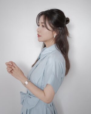 Patty Wu Instagram - ・
最近在練習一件事，不掙扎。
生命中有太多突發狀況，太多考驗，太多意想不到，以前的我總是掙扎、抗拒、扭轉、絕大多數最後得到的，都是不如預期和想像，然後就痛苦。

其實會來到面前的，都是宇宙給的，掙扎的時候叫考驗，不掙扎的時候算體驗，體驗好的壞的喜歡的不喜歡的，知道是怎麼回事，就在清單上打勾勾了。

上個月經歷辛苦的外景，精神一直處於緊繃狀態，該來的生理期來了2天，要來不來要血不血，刷個存在感說聲嗨，就走了。

這個月依舊外景月，生理期選在連三天高雄外景的第一天、第一個開場做完，嘩的一聲就來了。三天痛的只能靠止痛藥撐下去，不過這次外景有舒服的廁所可以上，還有些許空檔時間休息，我不掙扎，體驗上個月沒來的，這個月算補班補齊，該來的總是要來，該發洩的總是得洩。

今天出席重要活動，他乖乖配合聽話著，不吵不鬧讓我舒舒服服完成工作，收工時我跟自己的身體說，謝謝。真心謝謝。

你怎麼對待身體，身體就怎麼回饋你，體驗每一種來到面前的，即使痛苦，也試著不掙扎，最奇妙的是，不掙扎了之後，好像，也沒有那麼痛了。

#吳怡霈 #wuipei29 #パティ

Makeup/hair @wocorey 
Dress @uuin_official 
Watch @cartier 
Rings @chaumetofficial 
Earring @kou_jewellery