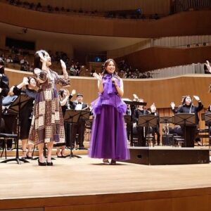 Patty Wu Instagram - 💜💜💜
從小不喜歡被規定綁住。老是舉手發問，問題一堆，就是很想知道為什麼。

不明白寫字為什麼要寫在格子裡？最討厭橫格筆記本，為什麼這麼窄，別人都寫的好好的，我怎麼一直跨行超出。所以現在只用空白的紙，只買空白筆記本。

全部都空白的，多自由自在。字可以忽大忽小，還可以任意畫圖。

也許，這世界如果沒有規定，會亂了套，偏偏我總是無法照本宣科，不能被別人的文字綁住。

於是乎狂美音樂會，這系列都來到最後一場，我每次感覺都不一樣，無法被自己腦袋綁住，他就是會蹦出一些新的聊天話題。

喜歡拿著麥克風，在台上跟大家聊天。
聊天多好，自由自在。

Dress @jasmine_galleria_taipei 
Jewelry @swarovski

#吳怡霈 #wuipei29 #パティ　
#霈主持 #主持女子 #狂美交響管樂團