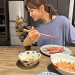 Patty Wu Instagram - ・ 2011/8/14-2024/1/17 世上最黏人最可愛最撒嬌的Joker，去當天使了。 從第一眼看到你，那個純真無害澄澈的眼神，直到最後一秒鐘，完全沒變，還是努力想咬爆肉泥，吃到最後。還是用雙手環住我的手，把自己捲成一坨毛球。 好幾次透過不同寵物溝通師，你都要說，謝謝馬麻那時候帶我回家，跟每個溝通師都說一次，有，我有收到，我才要說，謝謝你在我們身邊13年，我們很幸福。 13年前帶回來後醫院檢查，醫生說全身細菌感染嚴重，身體狀況很糟糕，如果沒有帶他來，可能沒多久就會死掉，才出生40天，手掌大小的貓咪，我跟日本男子覺得幸好，幸好，救回來了。 感染很嚴重，整個鼻子嘴巴很醜，像小丑一樣，我們說，那就叫他Joker吧。 明明是隻貓，卻像狗一樣黏人，跟前跟後，家裡椅子這麼多，偏偏要擠在我屁股後。睡覺覺得孤單，想盡辦法開房門。無論幾點回家，一定立刻衝到門口迎接。沙發上看電視，絕對要坐在中間，才能一下子黏爸爸，一下子黏媽媽，平均分配。霸佔鬼，有新箱子要先用，更愛霸佔小公主的箱子，小公主氣的。很愛吃，史上最愛吃，世上最愛吃，這一年看醫生開刀，每次都不忘跟陳醫師騙肉泥吃。 前兩天最後一次寵物溝通，問他想跟我說什麼嗎？他說，希望媽媽開心，不要常壓抑。跟爸爸呢？他說，希望爸爸讓媽媽開心。叫我不要哭，不要擔心他。 謝謝你，世上最可愛最貼心的貓，如果你回來了，一定要讓我們知道。爸爸媽媽，很愛很愛你。 おやすみ　 #JOKER #JokerMyCat